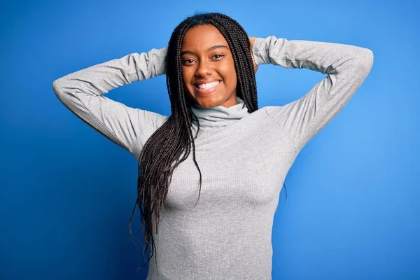 Jonge Afrikaanse Amerikaanse Vrouw Staan Dragen Casual Coltrui Blauw Geïsoleerde — Stockfoto