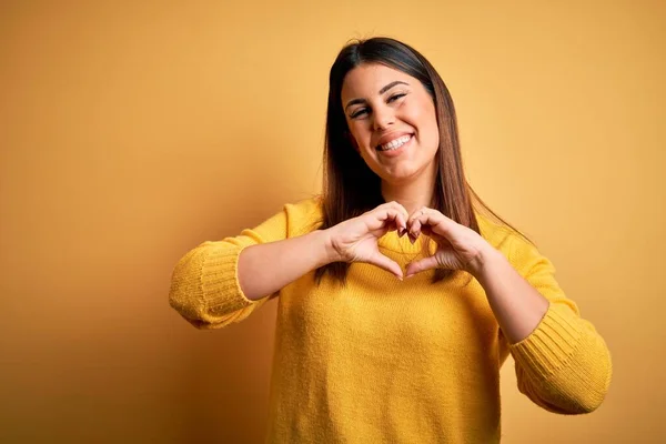Młoda Piękna Kobieta Ubrana Luźny Sweter Żółtym Odizolowanym Tle Uśmiechnięta — Zdjęcie stockowe