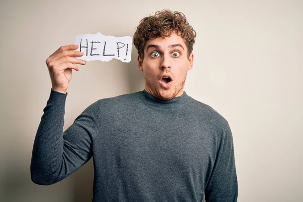 Jeune Homme Blond Aux Cheveux Bouclés Tenant Papier Avec Message — Photo