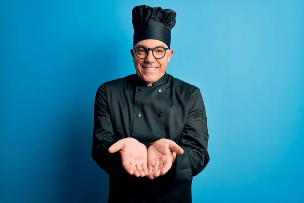 Hombre Guapo Cocinero Pelo Gris Mediana Edad Con Uniforme Cocina —  Fotos de Stock