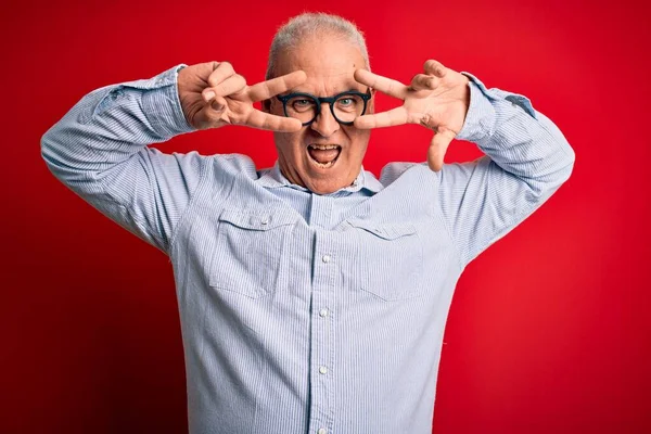 Middelbare Leeftijd Knappe Hijgende Man Met Casual Gestreepte Shirt Bril — Stockfoto