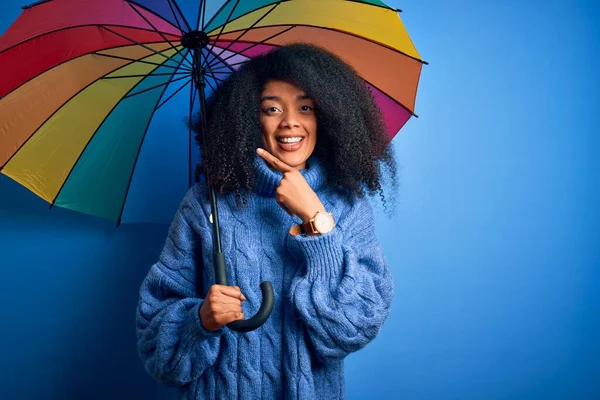 Jonge Afrikaans Amerikaanse Vrouw Met Afro Haar Onder Kleurrijke Paraplu — Stockfoto