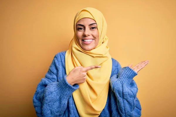 Mladá Krásná Brunetka Muslim Žena Nosí Arabsky Hidžáb Přes Izolované — Stock fotografie