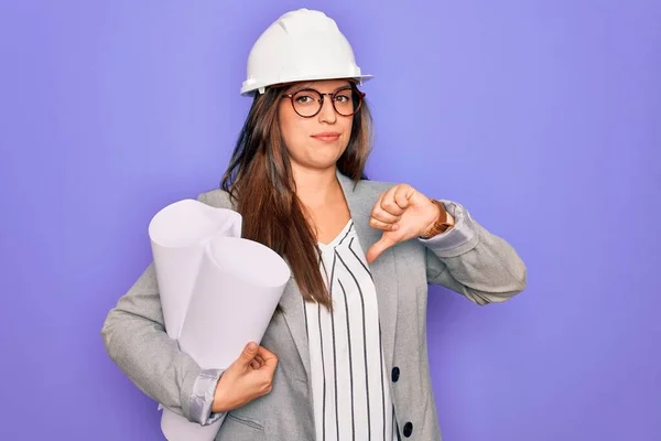 Jonge Spaanse Architect Vrouw Draagt Bouwhoed Houdt Blauwdrukken Gele Achtergrond — Stockfoto