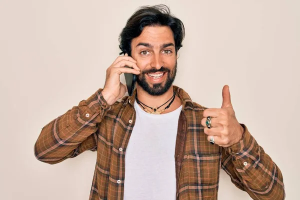 Giovane Uomo Ispanico Bello Avendo Una Conversazione Parlando Smartphone Felice — Foto Stock