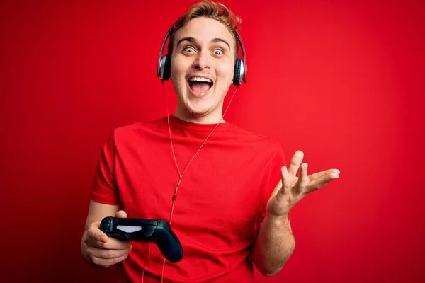 Jovem Homem Bonito Jogador Ruiva Jogando Videogame Usando Fones Ouvido — Fotografia de Stock