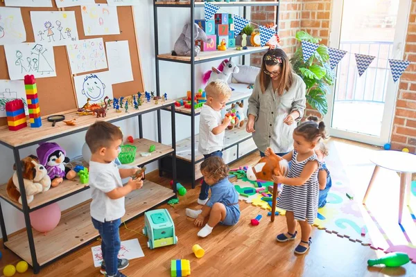 Hermosa Maestra Grupo Niños Pequeños Jugando Alrededor Muchos Juguetes Jardín — Foto de Stock