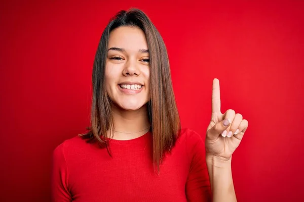 Menina Morena Bonita Nova Vestindo Camiseta Casual Sobre Fundo Vermelho — Fotografia de Stock