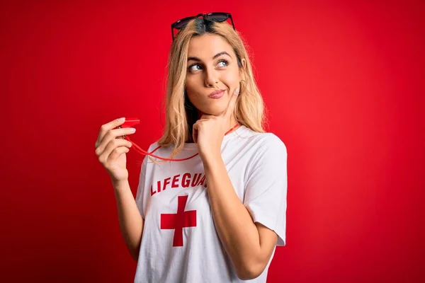 Молодая Красивая Блондинка Спасатель Женщина Футболке Красным Крестом Используя Свисток — стоковое фото