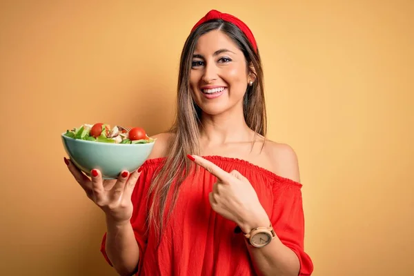 Joven Hermosa Morena Comiendo Ensalada Saludable Sobre Aislado Fondo Amarillo — Foto de Stock