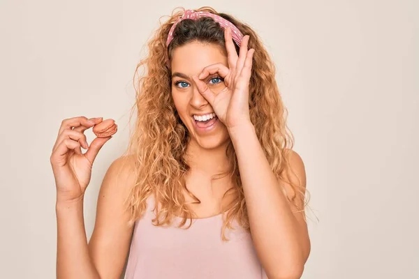 Giovane Bella Donna Bionda Con Occhi Azzurri Che Tiene Cioccolato — Foto Stock