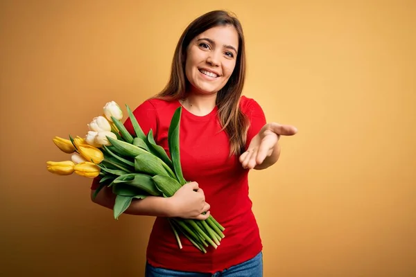 Fiatal Szőke Gazdaság Romantikus Csokor Tulipán Virágok Felett Sárga Háttér — Stock Fotó