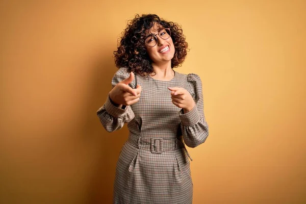 Hermosa Mujer Árabe Negocios Con Vestido Gafas Pie Sobre Fondo — Foto de Stock