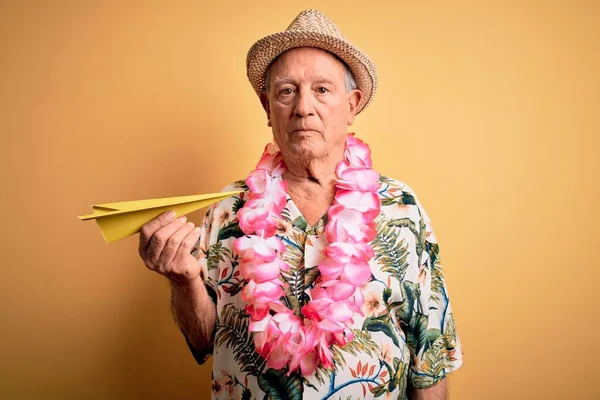 Šedovlasý Starší Muž Letním Klobouku Havajském Lei Držící Papírové Letadlo — Stock fotografie