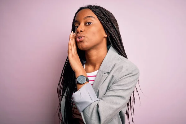 Jonge Afro Amerikaanse Zakenvrouw Staat Roze Geïsoleerde Achtergrond Hand Mond — Stockfoto