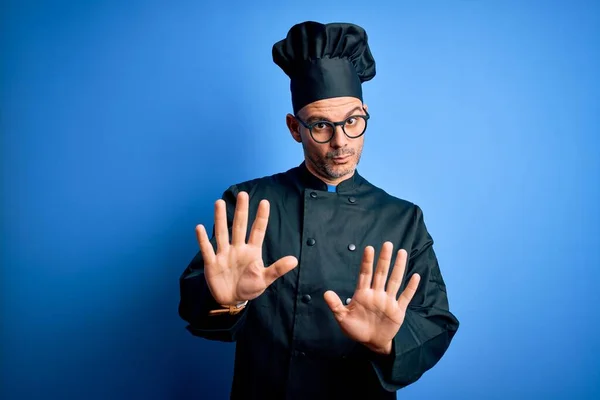 Ung Stilig Kock Man Bär Spis Uniform Och Hatt Över — Stockfoto