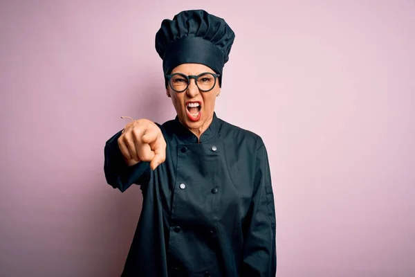 Edad Media Morena Chef Mujer Con Uniforme Cocina Sombrero Sobre —  Fotos de Stock