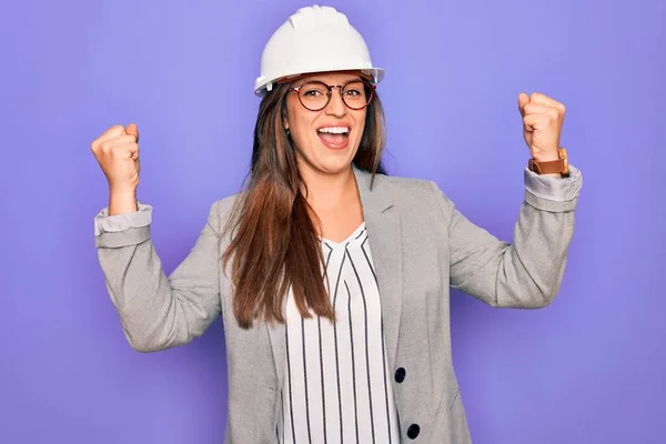 Professionele Vrouw Ingenieur Dragen Van Industriële Veiligheid Helm Pruple Achtergrond — Stockfoto