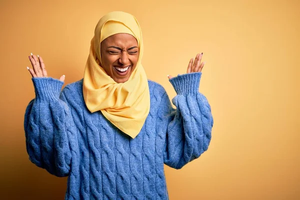 Junge Afroamerikanerin Mit Muslimischem Hijab Vor Isoliertem Gelben Hintergrund Die — Stockfoto
