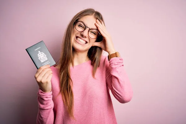 Hermosa Mujer Pelirroja Turista Con Pasaporte Canadiense Canada Sobre Bakcground —  Fotos de Stock