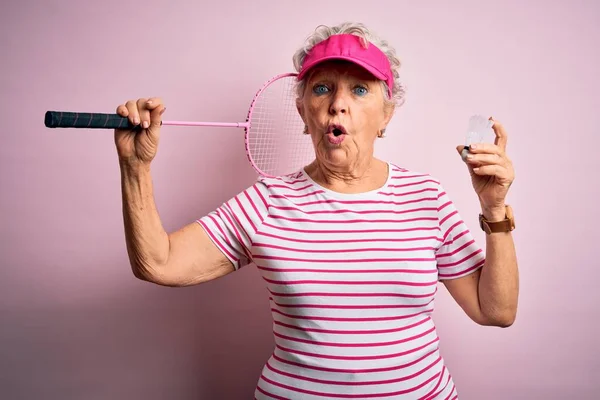 Senior Beautiful Sportswoman Holding Badminton Racket Isolated Pink Background Scared — Stock Photo, Image