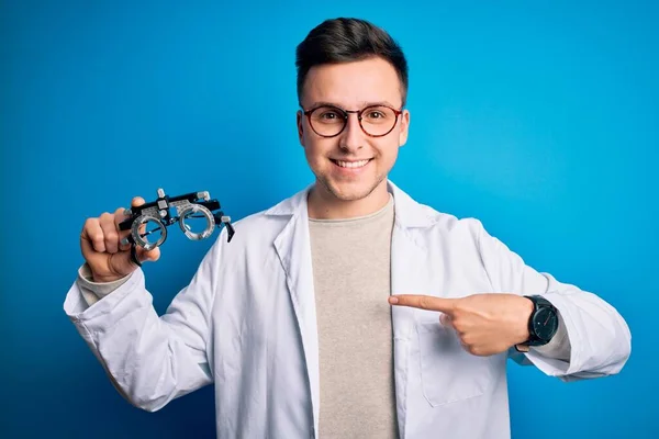 Jovem Homem Óptico Profissional Bonito Segurando Óculos Optométricos Sobre Fundo — Fotografia de Stock