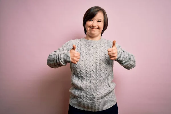 Giovane Donna Sindrome Indossa Maglione Casual Sfondo Isolato Segno Successo — Foto Stock