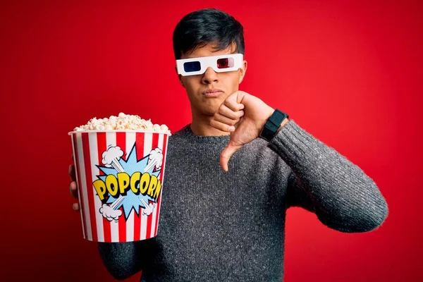 Ung Stilig Man Tittar Film Äta Popcorns Mellanmål Över Isolerad — Stockfoto