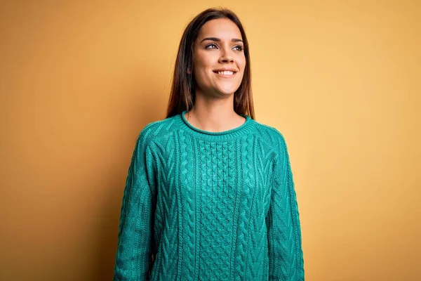 Junge Schöne Brünette Frau Grünem Lässigen Pullover Über Gelbem Hintergrund — Stockfoto