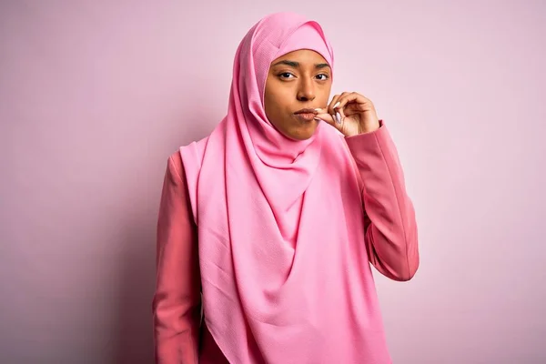 Junge Afroamerikanische Afro Frau Trägt Muslimischen Hijab Über Isoliertem Rosa — Stockfoto