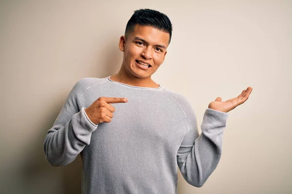 Joven Hombre Latino Guapo Usando Suéter Casual Pie Sobre Fondo —  Fotos de Stock