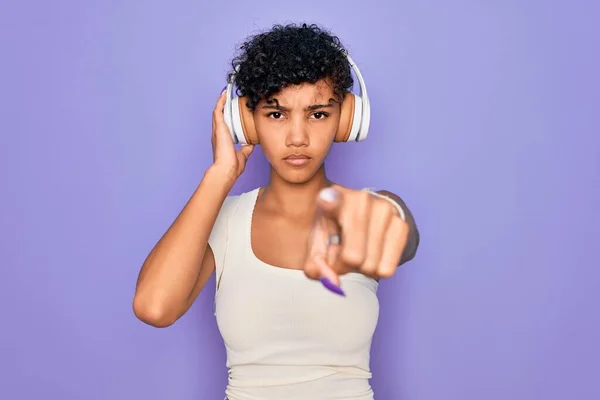 Όμορφη Αφροαμερικανή Γυναίκα Που Ακούει Μουσική Χρησιμοποιώντας Ακουστικά Πάνω Από — Φωτογραφία Αρχείου