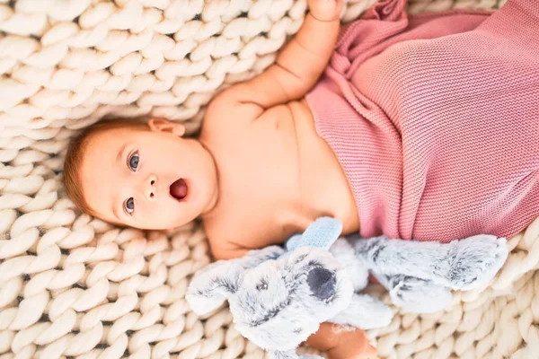 Schattige Baby Liggend Deken Bank Thuis Pasgeboren Ontspannen Rusten Met — Stockfoto