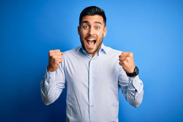 Joven Hombre Guapo Con Camisa Elegante Pie Sobre Fondo Azul — Foto de Stock