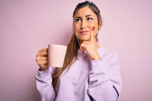 Joven Hermosa Morena Bebiendo Taza Café Sobre Fondo Rosa Aislado — Foto de Stock