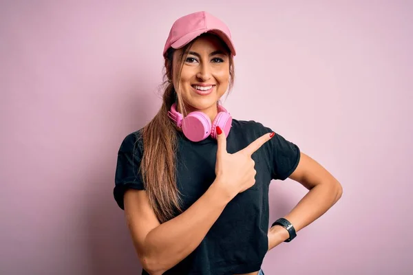 Młoda Piękna Kobieta Fitness Sportowe Noszenie Czapki Treningowej Słuchawki Różowym — Zdjęcie stockowe