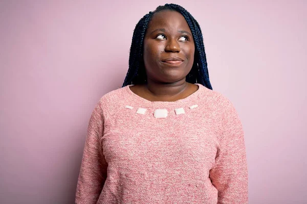 Afro Americano Más Mujer Tamaño Con Trenzas Que Usan Suéter —  Fotos de Stock
