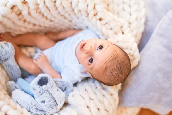 可爱的婴儿躺在家里地板上的毛毯上 新生儿放松 与泰迪熊舒服地休息 — 图库照片
