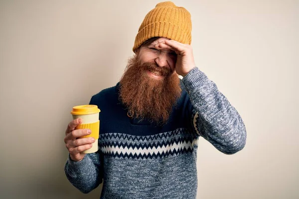 Redhead Irländsk Man Med Skägg Bär Vinter Hatt Dricka Bort — Stockfoto
