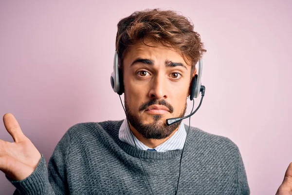 Hombre Joven Agente Del Centro Llamadas Con Barba Con Auriculares —  Fotos de Stock