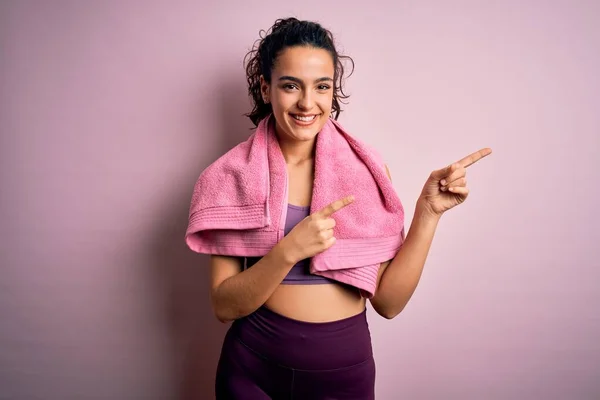 Young Beautiful Sportswoman Curly Hair Doing Sport Using Towel Pink — Stock Photo, Image