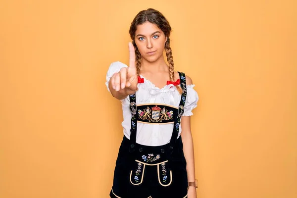 Junge Schöne Blonde Deutsche Frau Mit Blauen Augen Traditionellem Oktoberfestkleid — Stockfoto