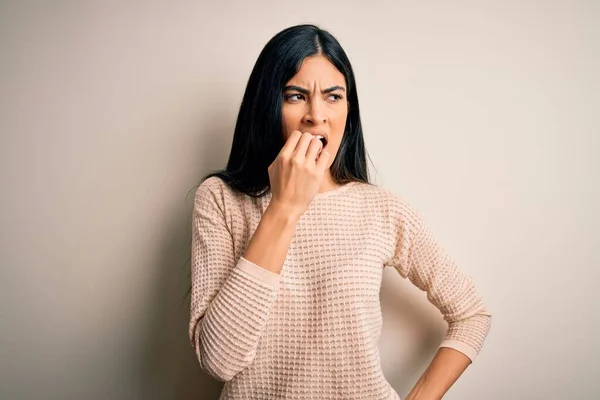 Ung Vacker Latinamerikansk Kvinna Bär Elegant Rosa Tröja Över Isolerad — Stockfoto