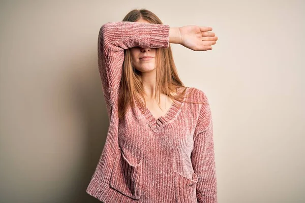 ピンクのカジュアルなセーターを身に着けている若い美しい赤毛の女性は 腕で目を覆う孤立した白い背景の上に重大で悲しい顔をしています 見えない 隠れている 拒絶の概念 — ストック写真
