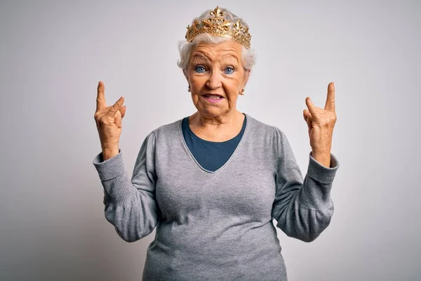 Starší Krásná Šedovlasá Žena Koruně Zlaté Královny Bílém Pozadí Křičí — Stock fotografie