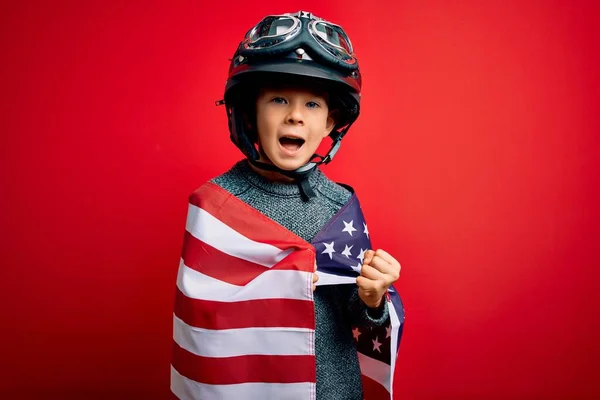 Fiatal Hazafias Kölyök Amerikai Zászlót Bukósisakot Visel Július Büszkén Sikoltozik — Stock Fotó