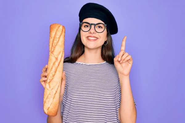 Genç Güzel Bir Kız Elinde Taze Ekmek Ekmeği Tutan Fransız — Stok fotoğraf
