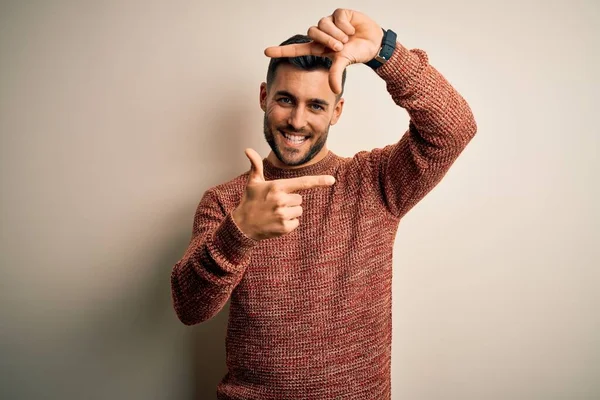 Homem Bonito Jovem Vestindo Camisola Casual Sobre Fundo Branco Isolado — Fotografia de Stock