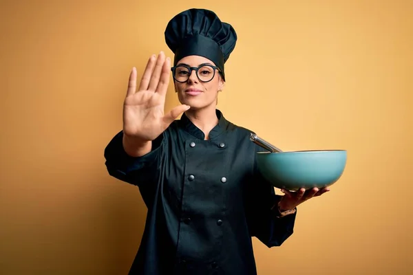 Genç Güzel Esmer Aşçı Üniforması Giyen Şapkalı Çanak Tutan Çırpan — Stok fotoğraf