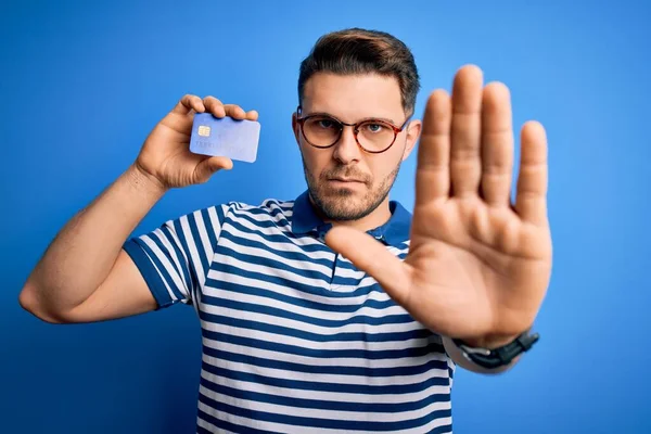 Ung Man Med Blå Ögon Bär Glasögon Och Hålla Kreditkort — Stockfoto